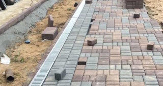 Профессиональная укладка плитки на улице в Троицке в октябре