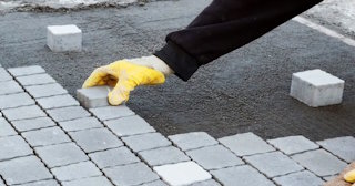 Монтаж тротуарной плитки на даче в Троицке в октябре